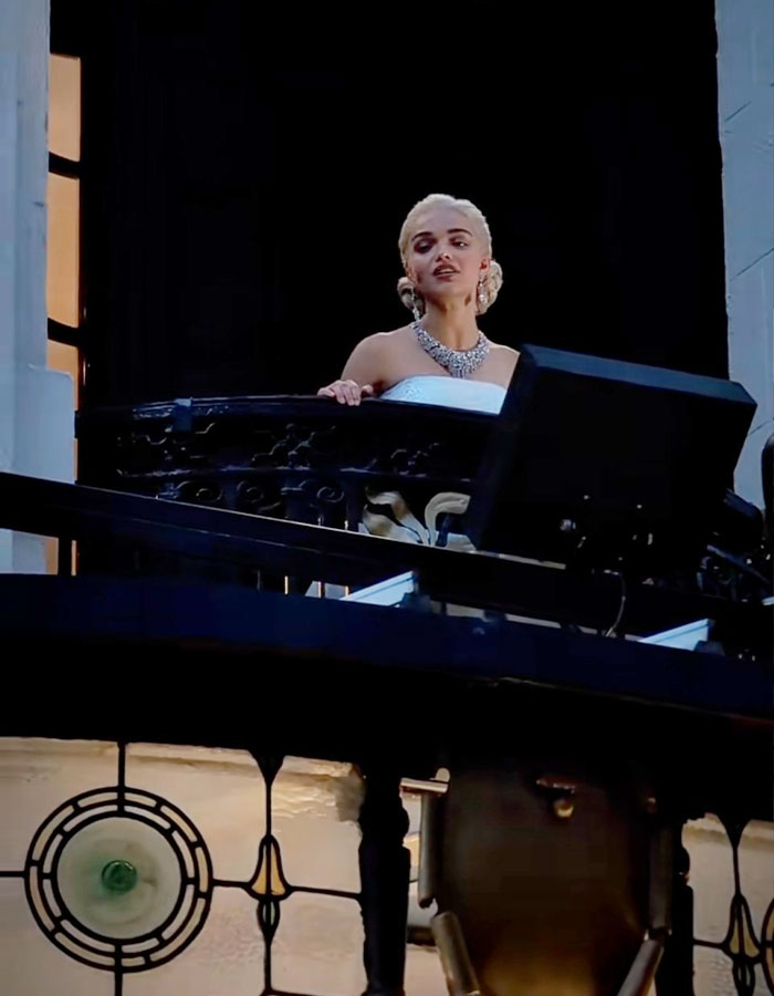 Rachel Zegler performing live on balcony, sparking outrage among fans over paying $500 to watch on screens. Rachel Zegler performing live on balcony, sparking outrage among fans over paying $500 to watch on screens.