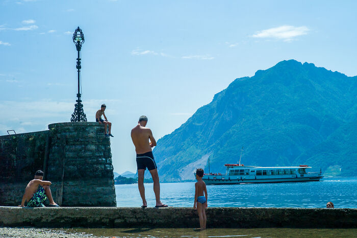 Young people enjoying a sunny day by the lake, captured in a cinematic photo showing everyday life scenes.