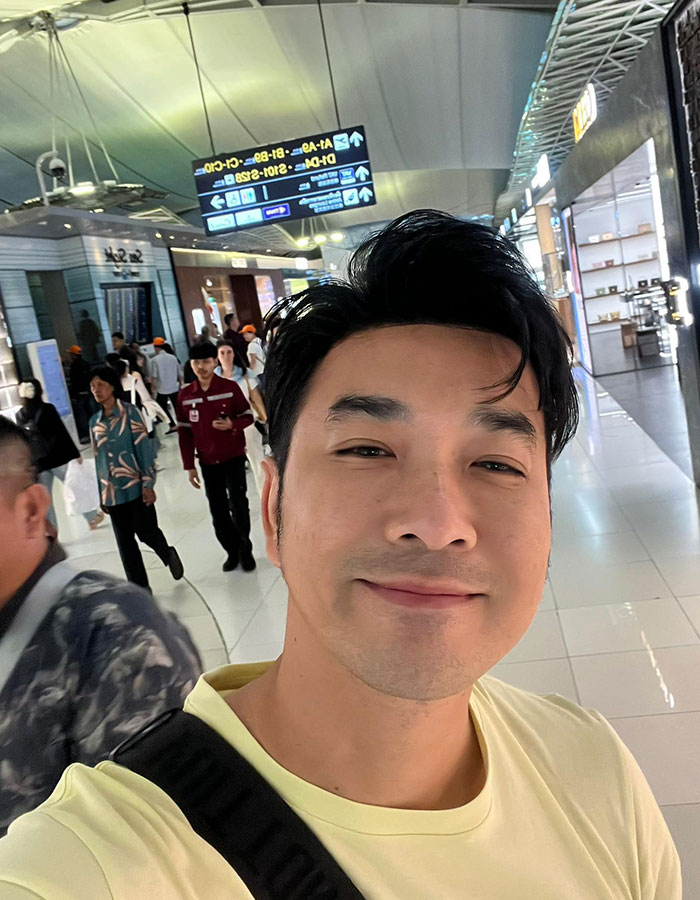 Thai actor smiling in airport, highlighting plane crash survival and eerie link to Air India’s only survivor story Thai actor smiling in airport, highlighting plane crash survival and eerie link to Air India’s only survivor story
