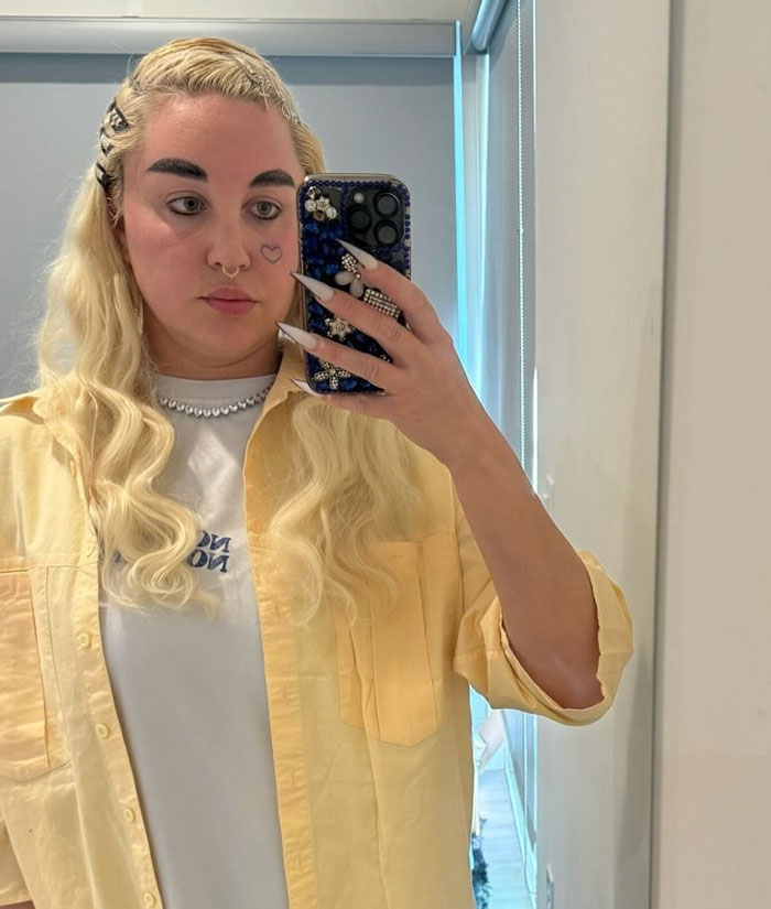 Amanda Bynes taking a mirror selfie with long blonde hair, highlighting her use of Ozempic and public reactions. Amanda Bynes taking a mirror selfie with long blonde hair, highlighting her use of Ozempic and public reactions.