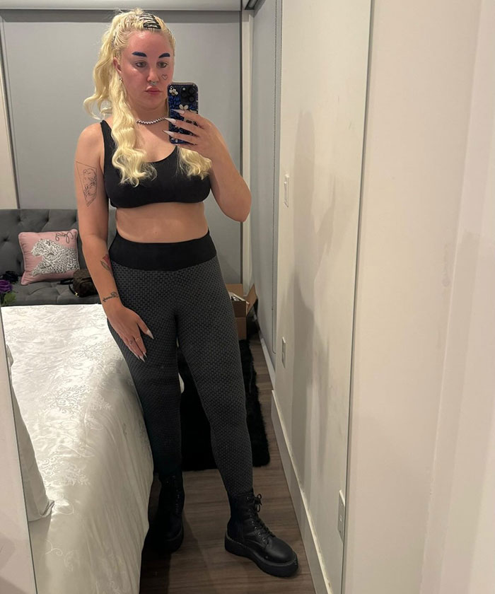 Amanda Bynes taking a mirror selfie, wearing black workout clothes, revealing her use of Ozempic and sparking mixed reactions. Amanda Bynes taking a mirror selfie, wearing black workout clothes, revealing her use of Ozempic and sparking mixed reactions.