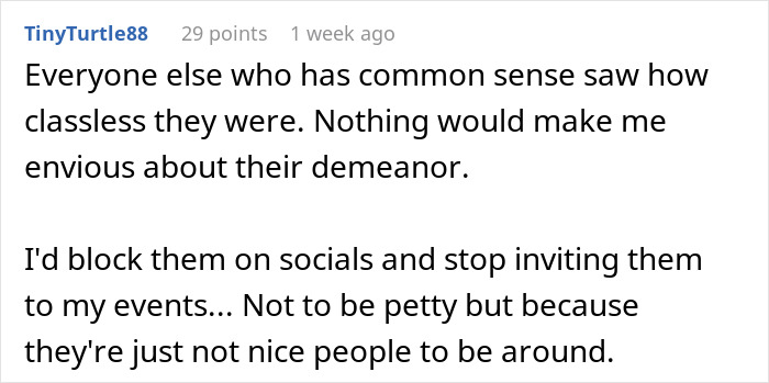 Screenshot of a forum comment discussing how a rude aunt's fast-food wrappers and grease ruined an elegant wedding planned by the bride. Screenshot of a forum comment discussing how a rude aunt's fast-food wrappers and grease ruined an elegant wedding planned by the bride.