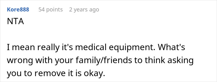 Comment about woman refusing to risk health for sister’s wedding photo aesthetic upsetting her family on forum. Comment about woman refusing to risk health for sister’s wedding photo aesthetic upsetting her family on forum.