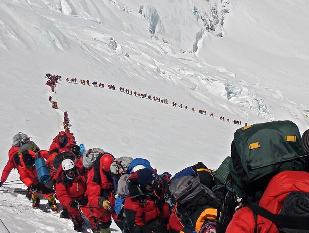 conga-line-on-Everest-6861748c7bc3d-jpeg.jpg