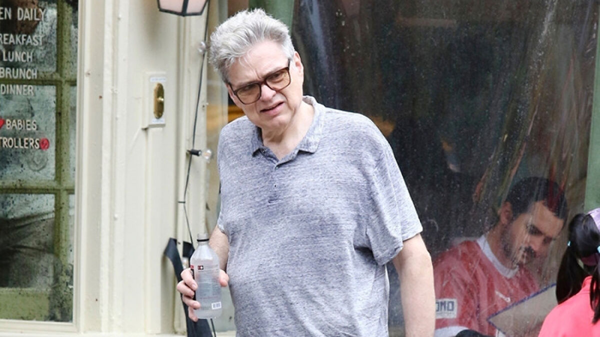 Underrated 90s actor wearing glasses and a gray shirt looks unrecognizable 35 years after appearing alongside Julia Roberts