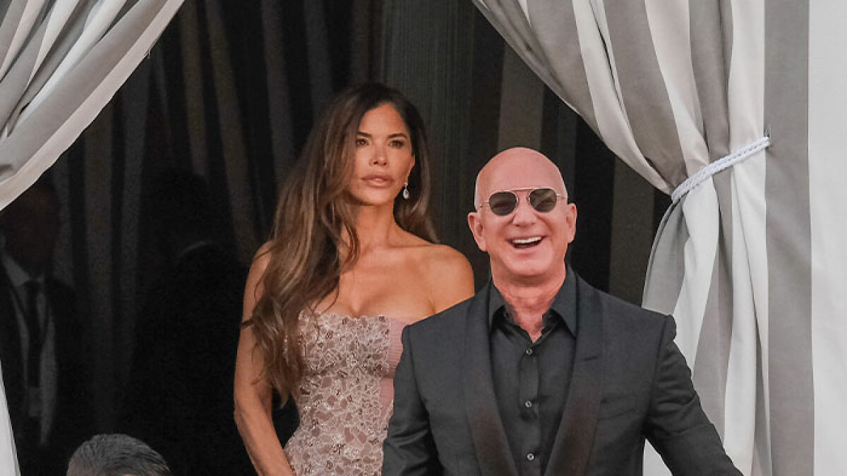Lauren Su00e1nchez and Jeff Bezos at an event, spotlighted amid curtains, linked to ordered invites from Temu story.