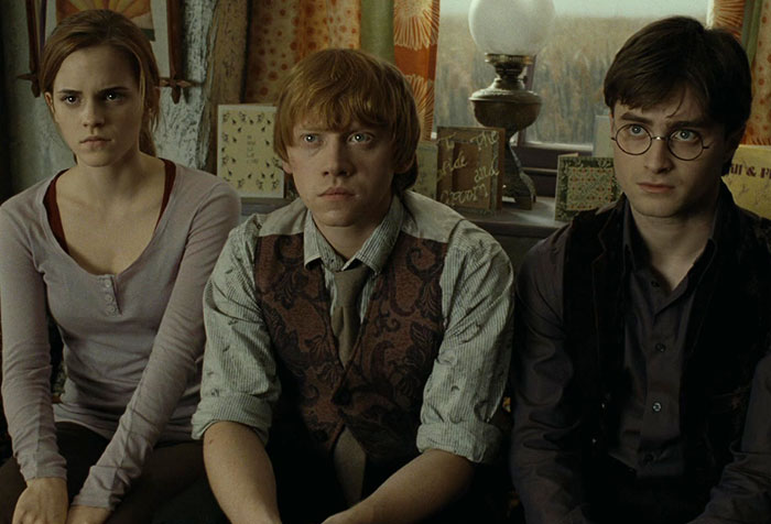Three Harry Potter actors seated closely, illustrating Tom Felton's controversial red carpet comments enraging fans. Three Harry Potter actors seated closely, illustrating Tom Felton's controversial red carpet comments enraging fans.