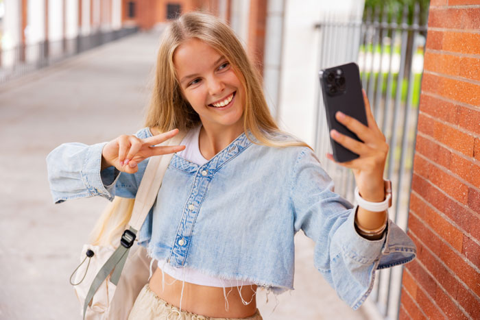 Wife Sees Hubby’s Texts To Minor, Says “I Am On 8 Hour Road Trip With Him And Don’t Know What To Do”