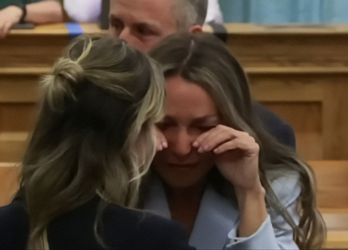 Karen Read emotional in courtroom after acquittal in trial for slaying cop boyfriend, sparking public outrage and mass fury. Karen Read emotional in courtroom after acquittal in trial for slaying cop boyfriend, sparking public outrage and mass fury.