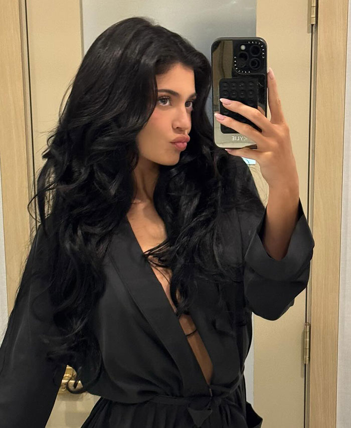 Woman taking a mirror selfie showing smooth hands, highlighted in relation to Ozempic hands discussion online. Woman taking a mirror selfie showing smooth hands, highlighted in relation to Ozempic hands discussion online.