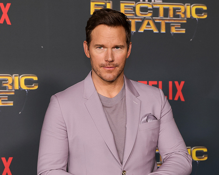 Chris Pratt posing at a premiere event, wearing a light purple blazer, sparking heated reactions online. Chris Pratt posing at a premiere event, wearing a light purple blazer, sparking heated reactions online.