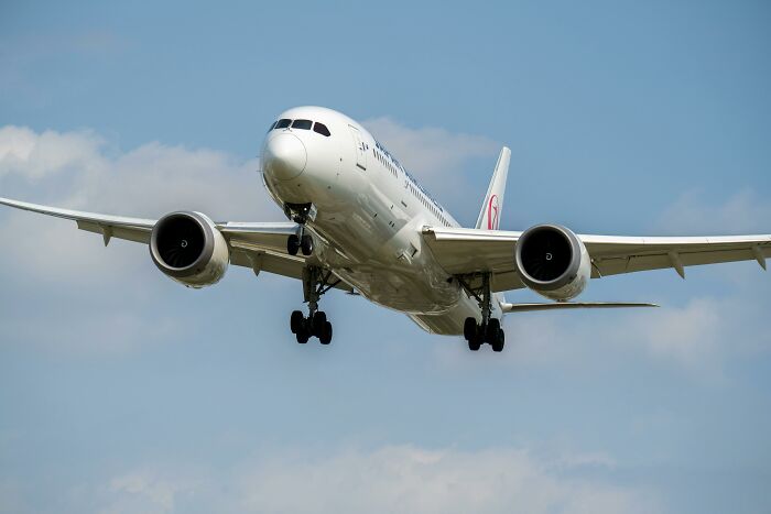 Commercial airplane landing with clear sky, illustrating travel and tips for avoiding delays in TSA security lines. Commercial airplane landing with clear sky, illustrating travel and tips for avoiding delays in TSA security lines.