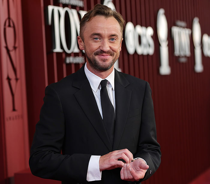 Tom Felton on the red carpet wearing a black suit, sparking Harry Potter fans' reactions with comments on J.K. Rowling. Tom Felton on the red carpet wearing a black suit, sparking Harry Potter fans' reactions with comments on J.K. Rowling.