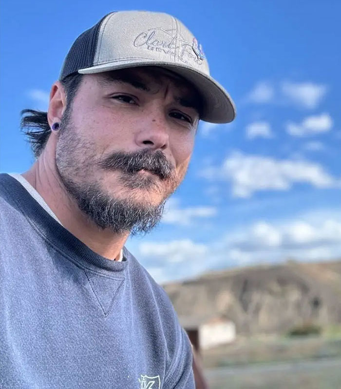 Man with beard and cap outdoors under blue sky, related to blood not belonging to a human found at fugitive dad crime scene Man with beard and cap outdoors under blue sky, related to blood not belonging to a human found at fugitive dad crime scene