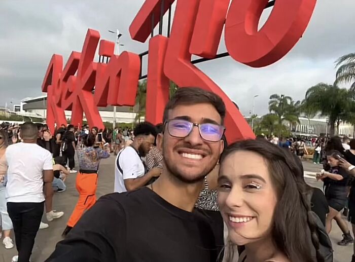 Med Student Caught Red-Handed Faking Poverty For Scholarship After College Finds Her Social Media Profile Med Student Caught Red-Handed Faking Poverty For Scholarship After College Finds Her Social Media Profile