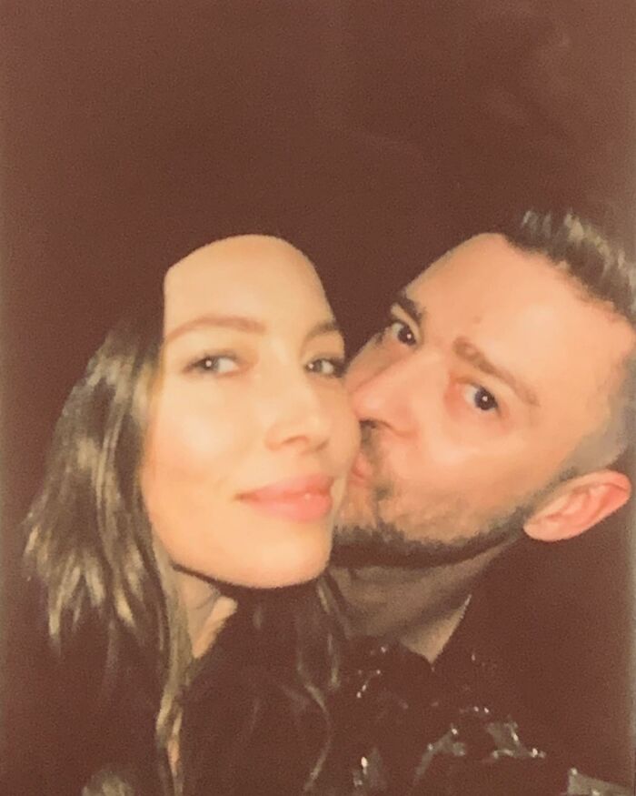 Close-up of a man kissing a woman on the cheek with warm lighting, related to Justin Timberlake Romania show viral reaction. Close-up of a man kissing a woman on the cheek with warm lighting, related to Justin Timberlake Romania show viral reaction.