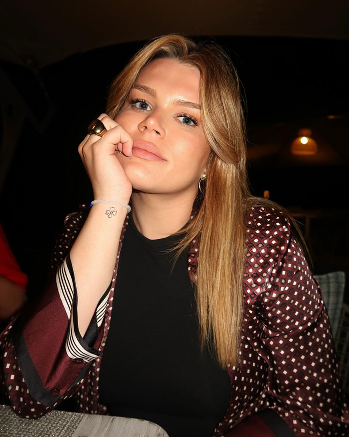 Grace Kelly’s granddaughter with long blonde hair, wearing patterned jacket, reviving legendary look at charity event. Grace Kelly’s granddaughter with long blonde hair, wearing patterned jacket, reviving legendary look at charity event.