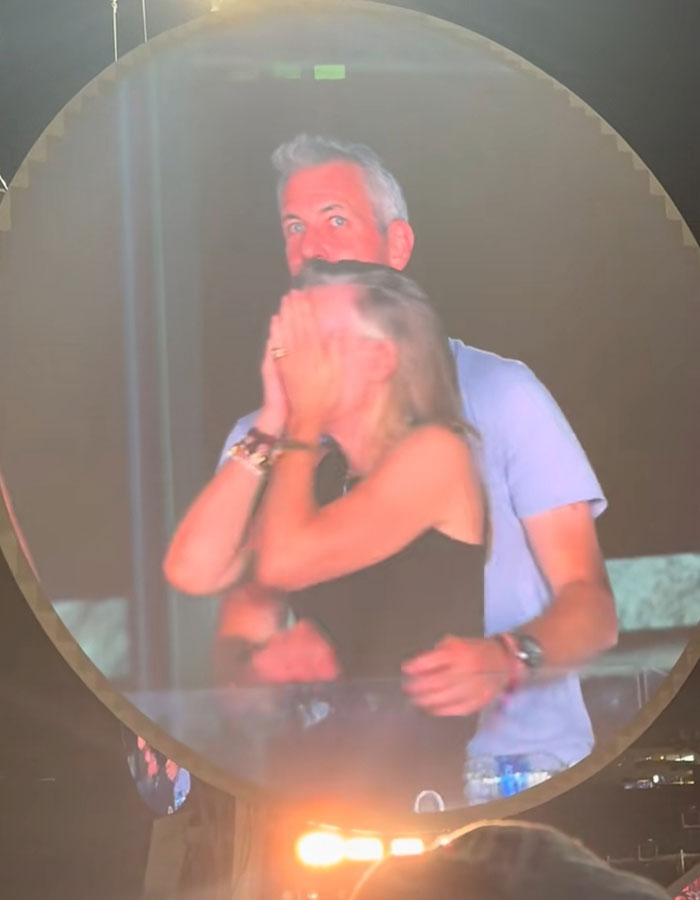 Coldplay fan captures cheating CEO on kiss cam at concert, revealing shocking moment to the crowd. Coldplay fan captures cheating CEO on kiss cam at concert, revealing shocking moment to the crowd.