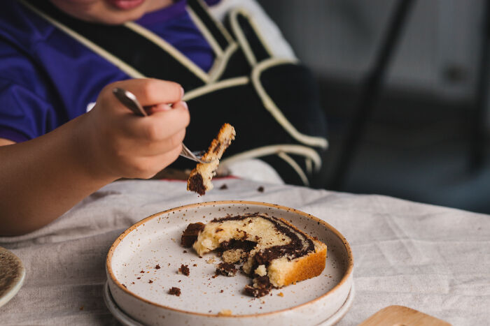 Child eating a homemade childhood cake, highlighting how baking became a family’s unexpected remedy after hospital trip. Child eating a homemade childhood cake, highlighting how baking became a family’s unexpected remedy after hospital trip.
