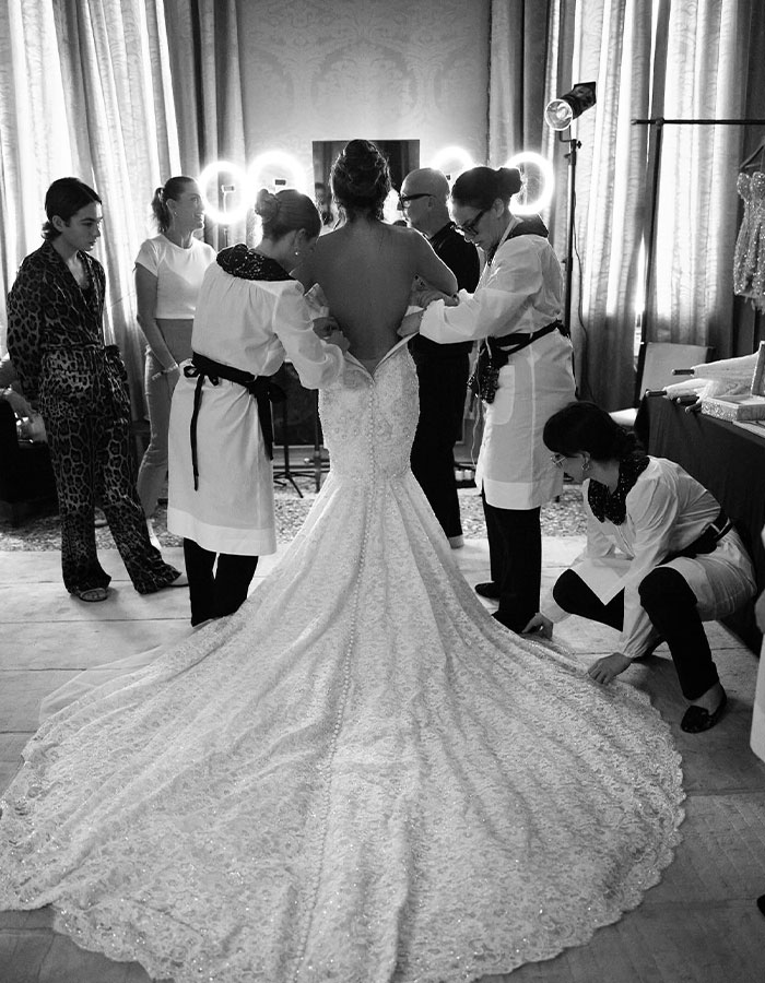 Lauren Sánchez's Wedding Dress Reportedly Stolen By Mystery Woman Lauren Sánchez's Wedding Dress Reportedly Stolen By Mystery Woman