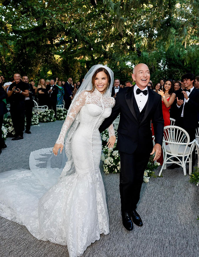 Lauren Sánchez's Wedding Dress Reportedly Stolen By Mystery Woman Lauren Sánchez's Wedding Dress Reportedly Stolen By Mystery Woman