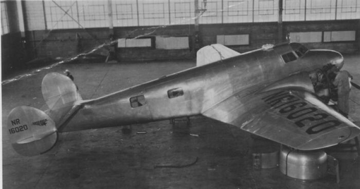 Vintage black and white photo of Amelia Earhart’s airplane inside a hangar, linked to mystery and satellite clues discovery. Vintage black and white photo of Amelia Earhart’s airplane inside a hangar, linked to mystery and satellite clues discovery.
