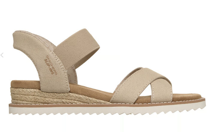 Beige stylish and comfortable sandal with cushioned sole and fabric straps, perfect for sandal season in Europe. Beige stylish and comfortable sandal with cushioned sole and fabric straps, perfect for sandal season in Europe.