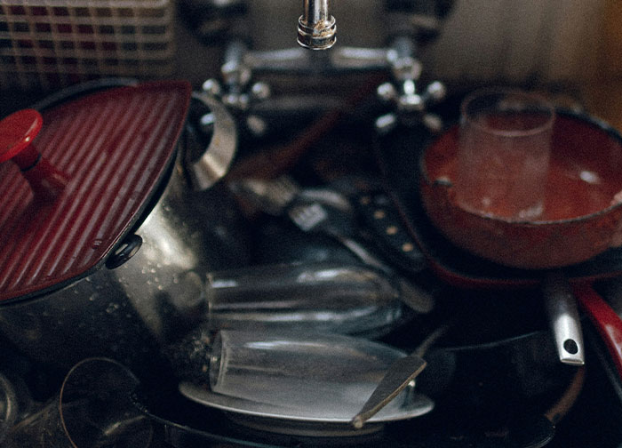 “Just Gross To Me”: 50 People Share Red Flags That They Always Look Out For In People's Homes