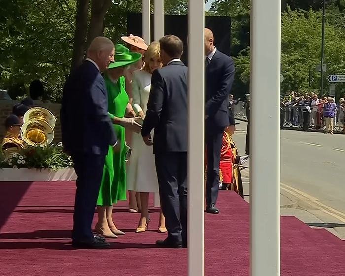 Brigitte Macron exhibiting cold behavior towards husband Emmanuel Macron during official UK visit greeting event. Brigitte Macron exhibiting cold behavior towards husband Emmanuel Macron during official UK visit greeting event.