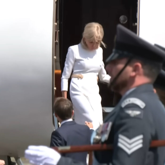 Brigitte Macron descending plane steps with Emmanuel Macron during UK visit amid cold behavior claims and public criticism. Brigitte Macron descending plane steps with Emmanuel Macron during UK visit amid cold behavior claims and public criticism.
