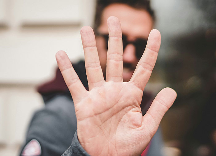 “Just Gross To Me”: 50 People Share Red Flags That They Always Look Out For In People's Homes