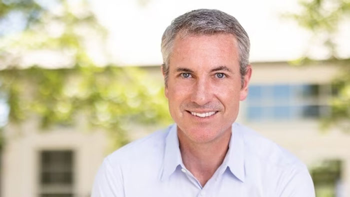 Coldplay Concert Cameraman Catches Couple Cheating On Their Partners During Show Coldplay Concert Cameraman Catches Couple Cheating On Their Partners During Show