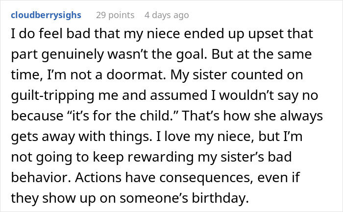 Text post discussing family drama when sister says aunt with no kids should pay for cake, leading to party cancellation conflict. Text post discussing family drama when sister says aunt with no kids should pay for cake, leading to party cancellation conflict.