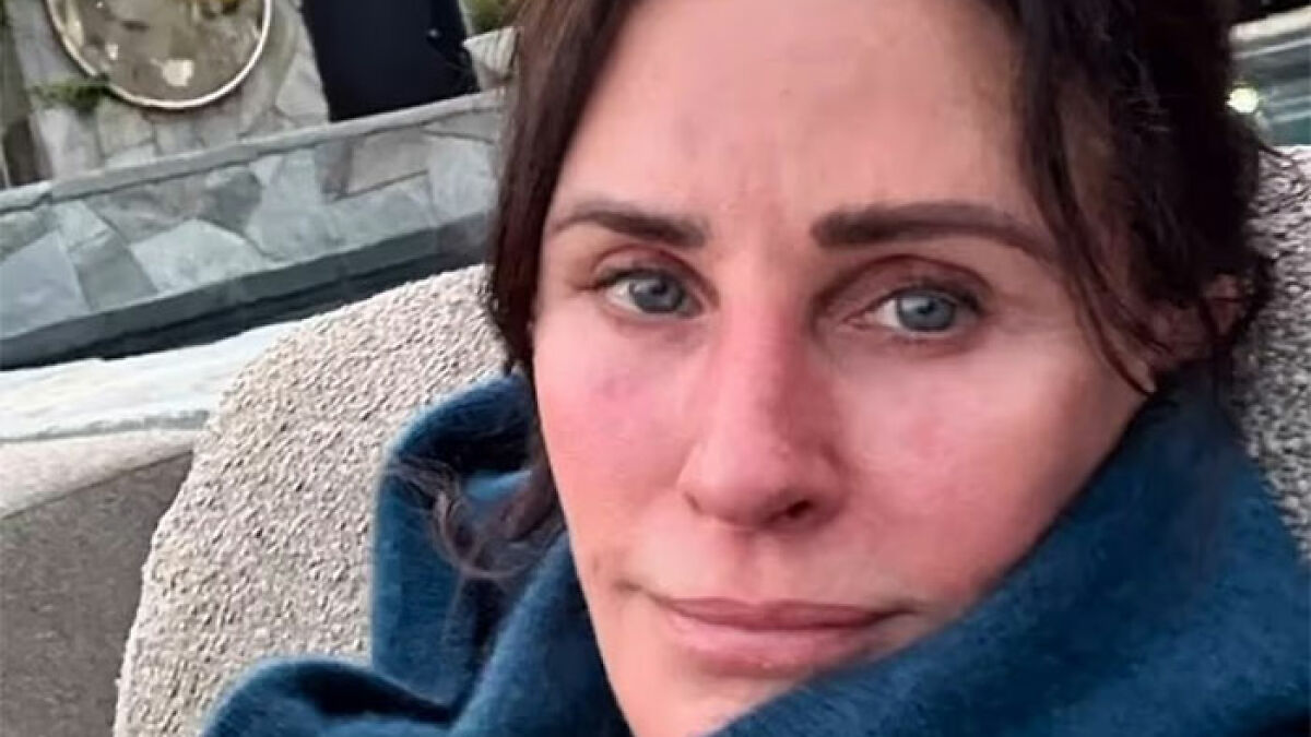 Courteney C*x makeup-free selfie showing natural skin and expression amid private health struggle outdoors.