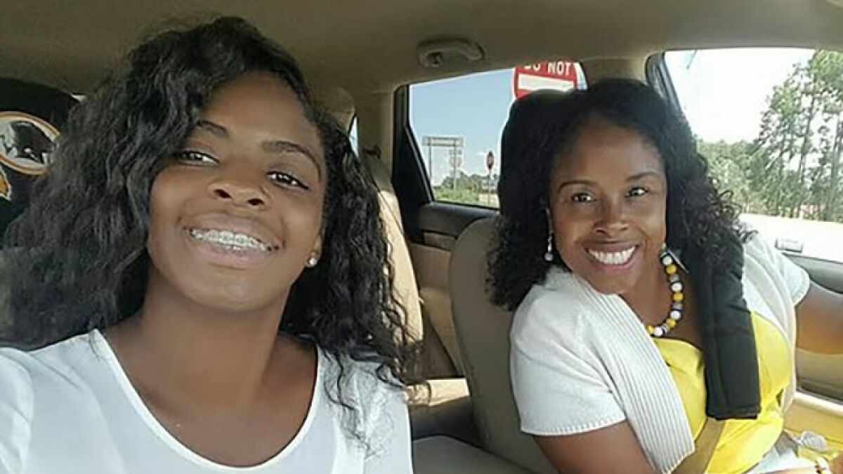 Woman abducted from hospital at 8 hours old smiling with her kidnapper she still calls mom after 27 years in a car.