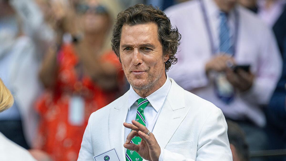 Matthew McConaughey dressed in a white suit and green tie, praised as a gentleman for his gesture at Wimbledon final.