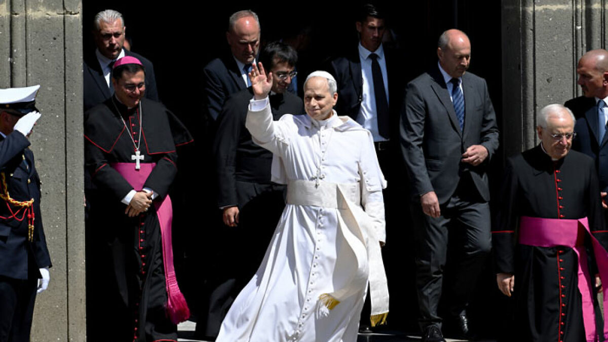 Pope Leo surrounded by clergy and security, with a doctor involved in Pope Leou2019s miracle making a surprising statement.