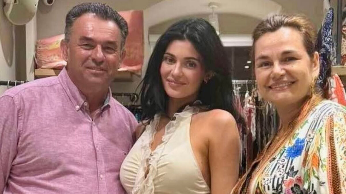 Three smiling restaurant owners posing inside their establishment after honoring Kylie Jenneru2019s visit.