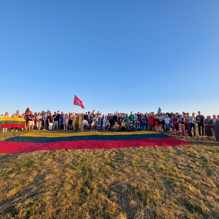 A Hidden Global Tradition: One Nation Sings Its Anthem Together Worldwide