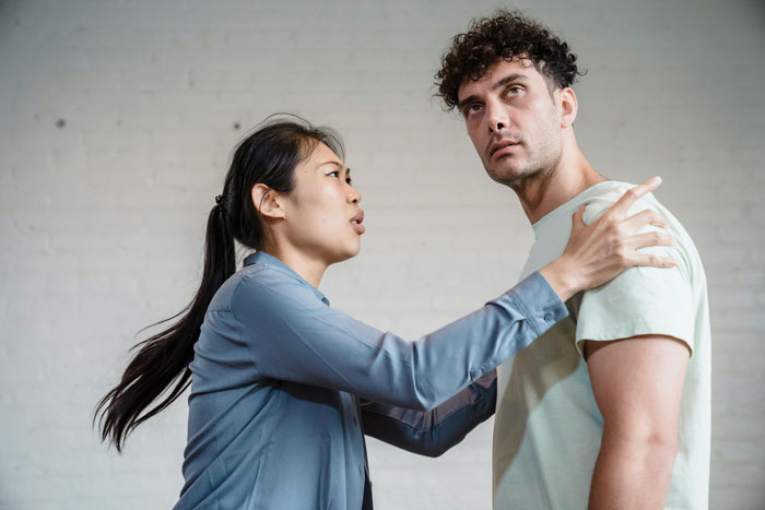 Woman confronts fiancé as fiancé’s family publicly calls her trial wife and warm-up before she leaves wedding and apartment. Woman confronts fiancé as fiancé’s family publicly calls her trial wife and warm-up before she leaves wedding and apartment.