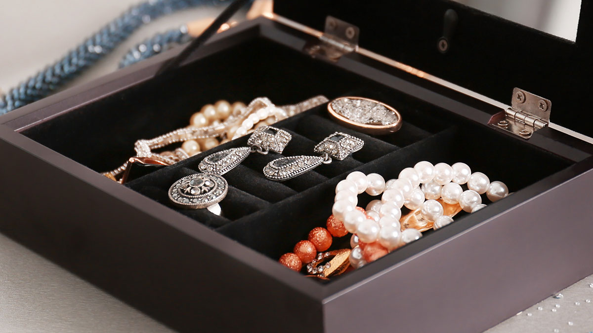 Jewelry box with pearl and silver accessories, highlighting a pregnant woman's revenge after a friendu2019s guest steals from her.