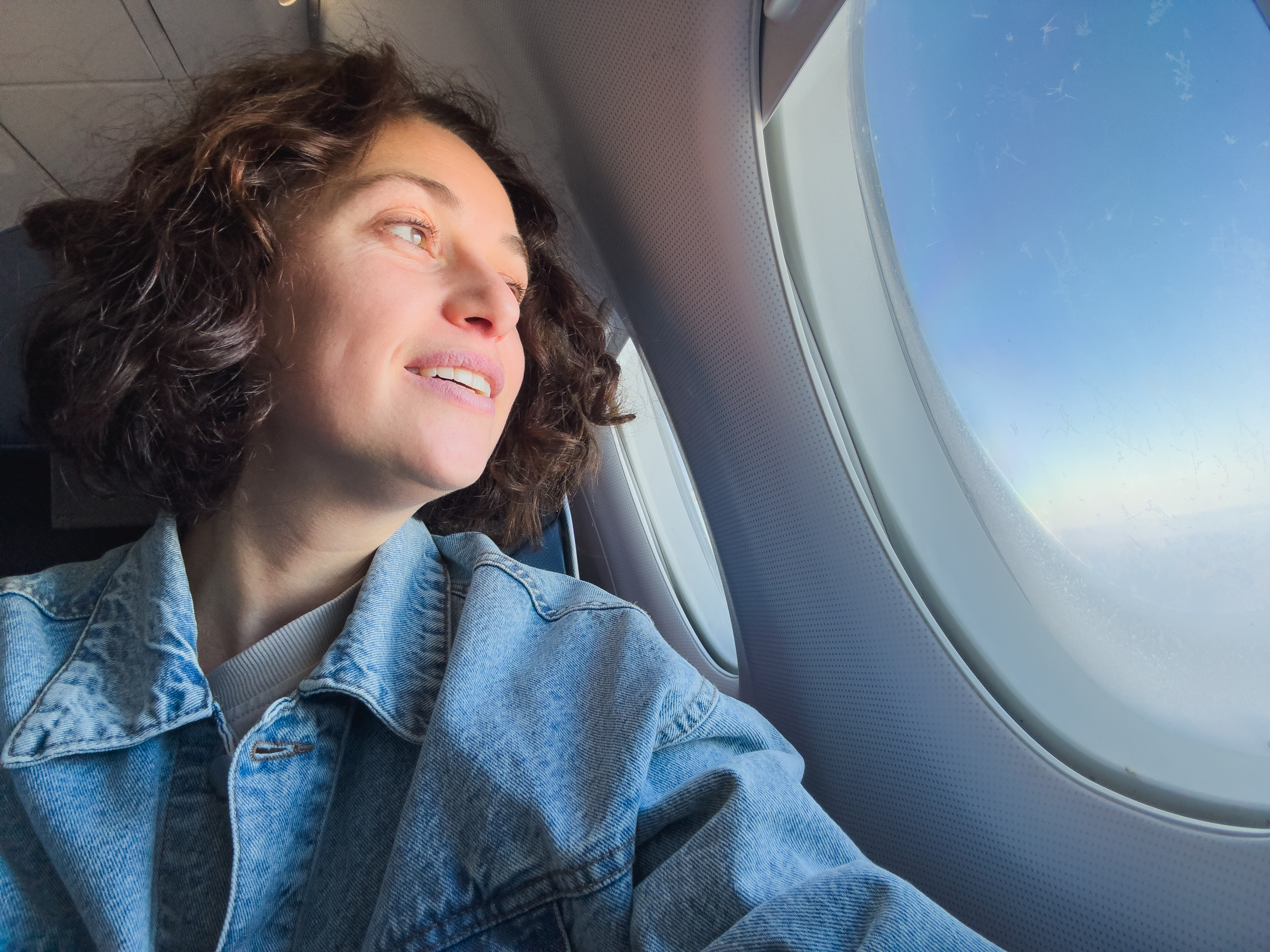 Woman Has To Bear Glares And Comments About Random Kids As Everyone Assumes They’re Hers Woman Has To Bear Glares And Comments About Random Kids As Everyone Assumes They’re Hers