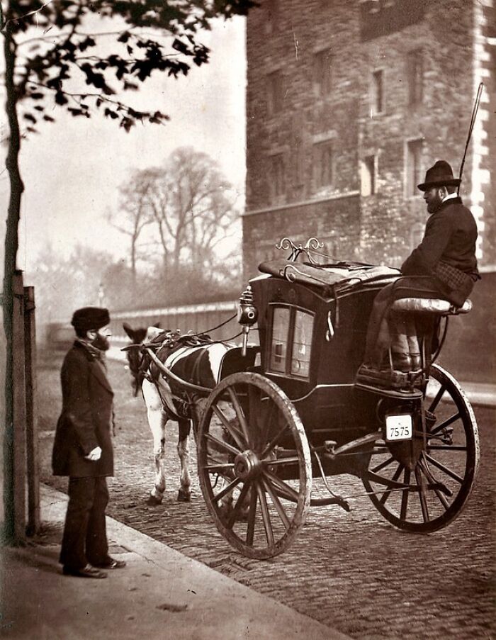 Victorian-era horse-drawn carriage on cobblestone street showing how London's poorest really lived in the 1800s.