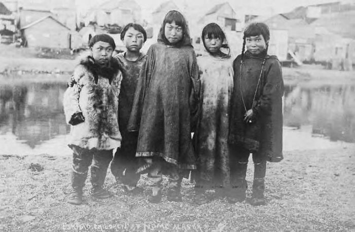 5 Inuits 30 Historic Photos That Capture The Unbreakable Spirit Of The Inuit ...