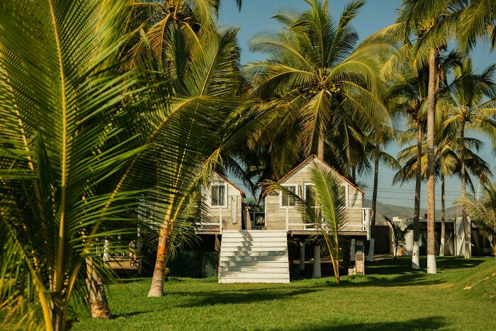 "Overheard Many Things I Probably Shouldn’t Have": Former Resort Employee Shares 50 Stories