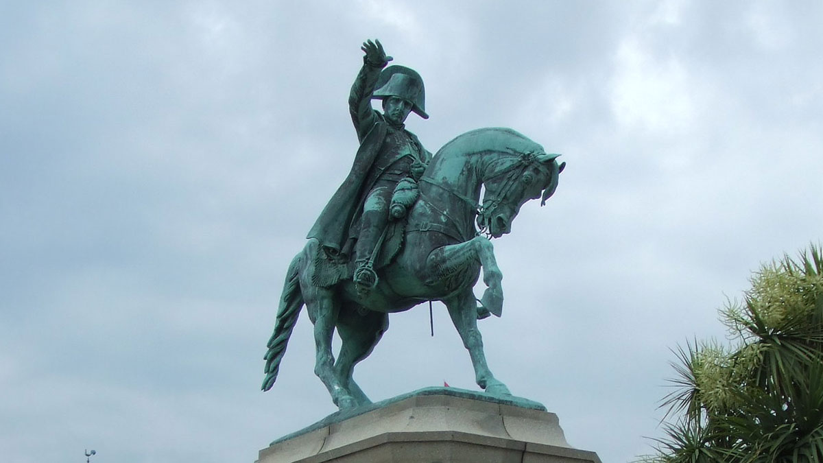 Bronze statue of a historic leader on a rearing horse symbolizing bravery that changed the course of history.