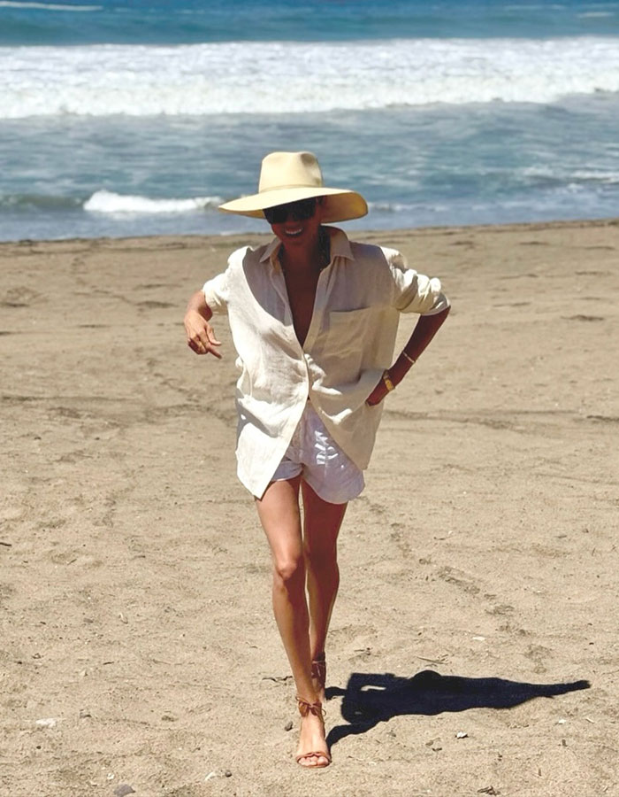 Kate Middleton’s ex-assistant walking on the beach wearing a sunhat and light summer outfit before stepping down. Kate Middleton’s ex-assistant walking on the beach wearing a sunhat and light summer outfit before stepping down.