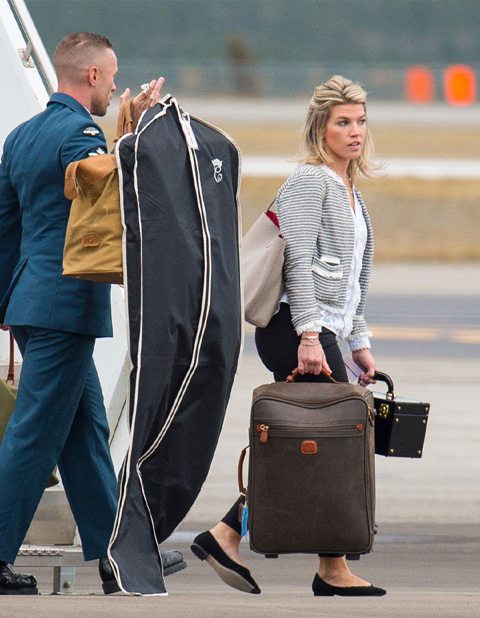 Kate Middleton’s ex-assistant carrying luggage and stepping down, hinting at Meghan Markle in a subtle jab. Kate Middleton’s ex-assistant carrying luggage and stepping down, hinting at Meghan Markle in a subtle jab.