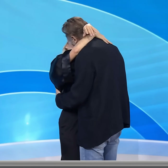 Pamela Anderson and Liam Neeson embracing on stage, showing a close moment linked to dating rumors. Pamela Anderson and Liam Neeson embracing on stage, showing a close moment linked to dating rumors.