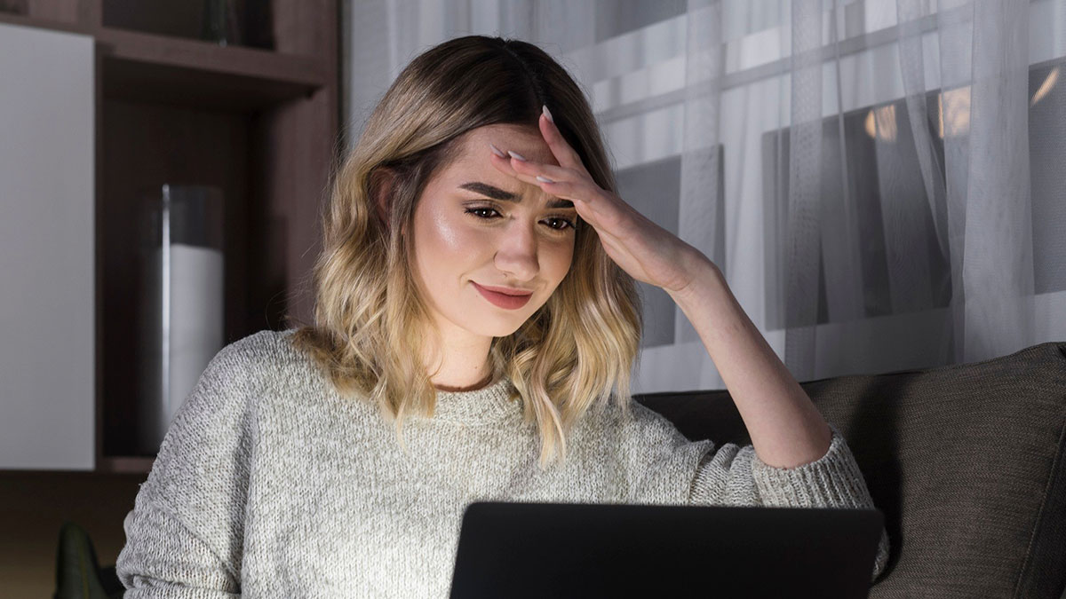 Young woman reacting with discomfort to normal people's habits found creepy by netizens in an online community discussion.